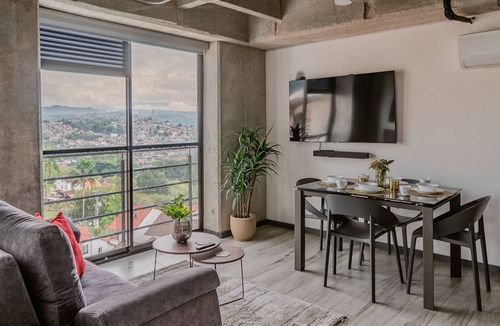 Pereira House | |Ahead| Stylish 2BR near airport with AC