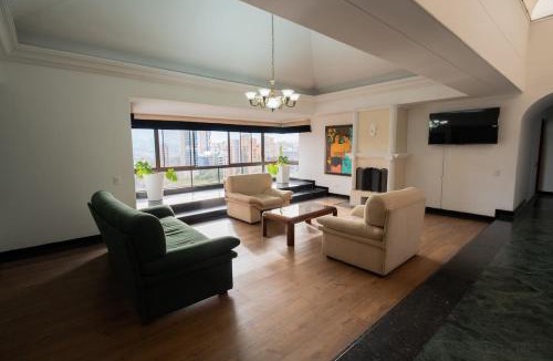 Las Lomas I Apartment | Apartamento amplio en El Poblado, cerca de Provenza