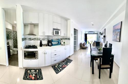 Cali Apartment | Aptos Amoblados & Modernos en Cali, family-friendly Cerca Imbanaco y Tequendama centro deportivo Edificio de colores