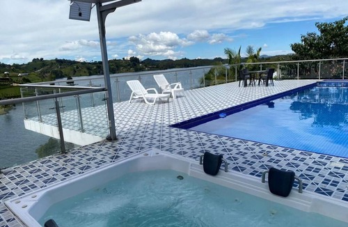 El Penol House | Beautiful La Cristalina Finca with a Pool and Hot Tub