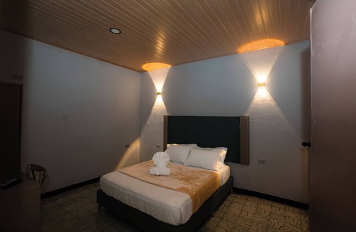 Manga Hotel | C.H. Santa Cruz