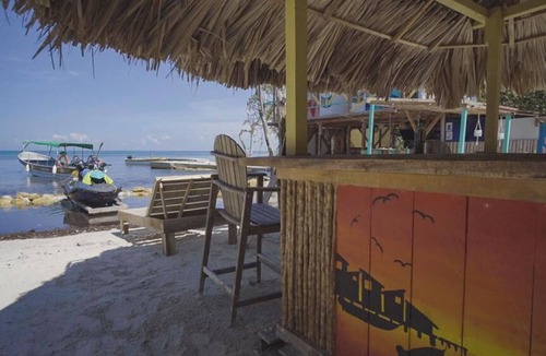 Isla Tintipan Hostel | CAFÉ ARENA BEACH