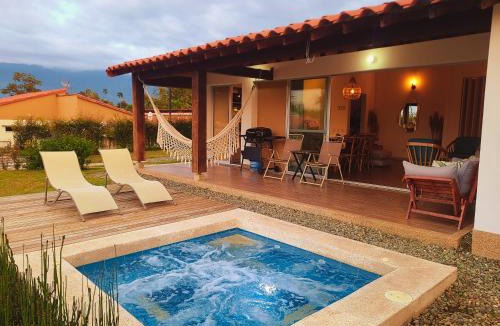 Armenia House | Casa Campestre en zona exclusiva con Jacuzzi, a 10 min del aeropuerto, 20 min parque del café, WiFi, parqueadero privado, vigilancia 24 hrs y amplias zonas sociales