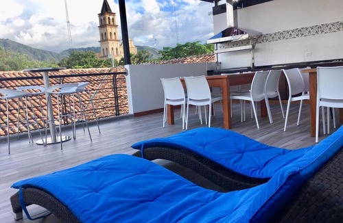 Garzon House | Casa de Balcones