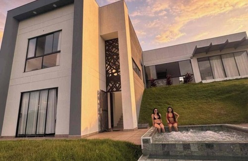 Alcala House | Casa de Lujo en Alcalá - Jacuzzi y Conectividad