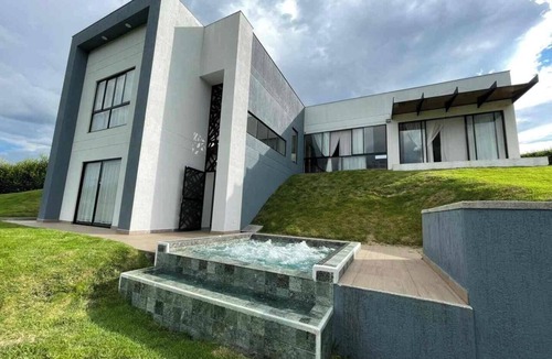 Alcala House | Casa de Lujo en Alcalá - Jacuzzi y Conectividad