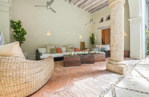 Centro House | Casa Del Dragón - Modern Colonial Vacation Home, Cartagena