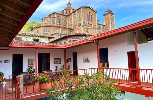 Jerico House | Colonial house next to the park and Madre Laura