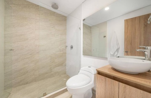 Marbella Apartment | Delightful *2bed/2bath w Ac* Beach breeze