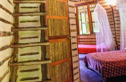Restrepo Cabin | Eco-friendly structure, inspired by a Yarumo leaf, ideal for couples, families, or small groups of up to five guests. Surrounded by tropical nature. Enjoy breakfast, a natural pool, forest trails, birdlife, and peaceful cabins designes.