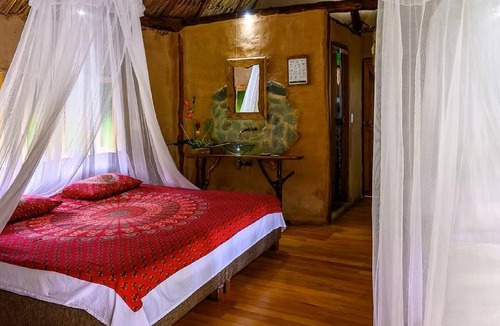 Restrepo Cabin | Eco-friendly structure, inspired by a Yarumo leaf, features five deluxe guest rooms ideal for couples, families, or small groups of up to four guests.