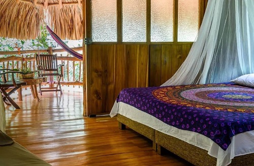 Restrepo Cabin | Eco-friendly structure, inspired by a Yarumo leaf, ideal for couples, families, or small groups of up to four guests. Surrounded by tropical nature, lakes, forest trails, birdlife, and peaceful vibes.