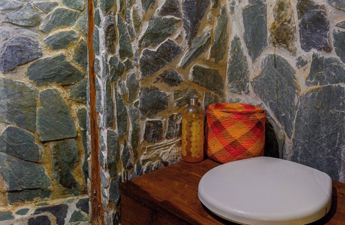 Restrepo Cabin | Eco-friendly structure, inspired by a Yarumo leaf, ideal for couples, families, or small groups of up to four guests. Surrounded by tropical nature, lakes, forest trails, birdlife, and peaceful vibes.