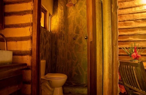 Restrepo Cabin | Eco-friendly structure, inspired by a Yarumo leaf, ideal for couples or friends. Surrounded by tropical nature, lakes, forest trails, birdlife, and peaceful vibes.