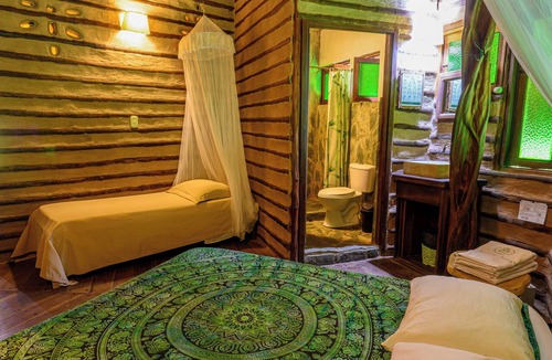 Restrepo Cabin | Eco-friendly structure, inspired by a Yarumo leaf, ideal for couples or friends. Surrounded by tropical nature, lakes, forest trails, birdlife, and peaceful vibes.