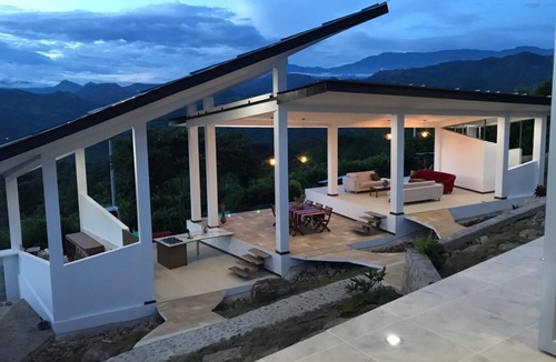 La Mesa House | Espectacular Casa de Campo con Hermosa Vista a la Cordillera Rodeada de Jardines