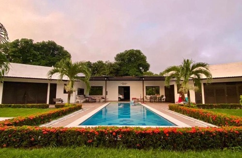 Honda House | Extraordinaria casa con piscina y pura naturaleza Honda