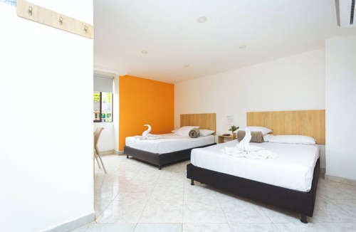 Laureles - Estadio Hotel | Family or Group Getaway in Los Colores (With Pool)