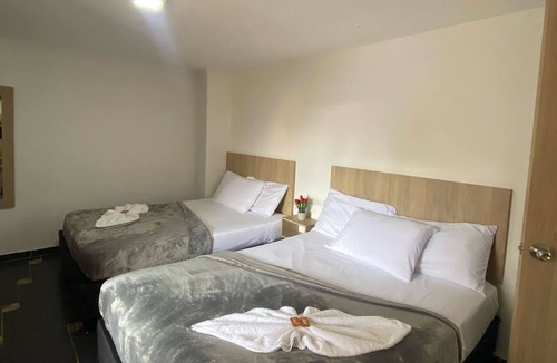 Laureles - Estadio Hotel | Family or Group Getaway in Los Colores (With Pool)