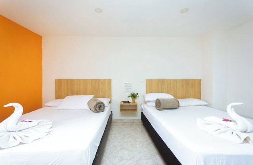 Laureles - Estadio Hotel | Family or Group Getaway in Los Colores (With Pool)