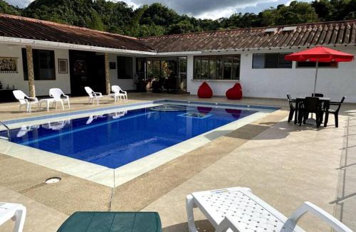 La Vega Villa | FINCA SAN LUIS en La Vega Cundinamarca Diversión Gastronomía Gourmet y Confort Total hasta para 17 Personas Piscina Jacuzzi y Juegos de mesa