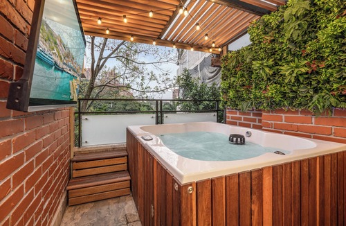 La Florida Condo | Fully Renovated Condo with Jacuzzi in Provenza