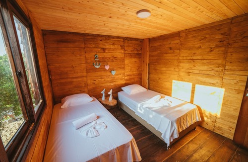 Bocachica Cabin | Habitación Frente al Manglar 2 Camas Individuales en Playa Blanca Isla Barú