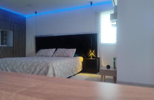 Yumbo House | Habitación King con baño privado, AC, cerca a centro de eventos, aeropuerto,zona bancaria y comercial
