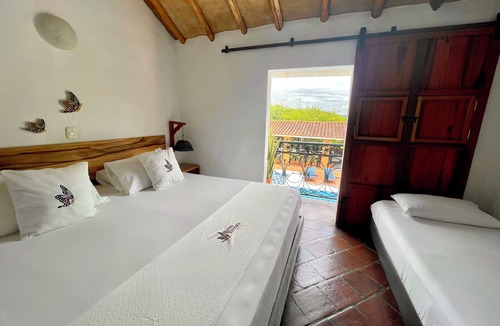 Barichara House | Hermosa Habitación Triple con Balcón con Acceso a la Piscina