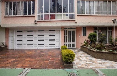 Campin House | Historic House's Bedroom w/Garden, Patio, Share Bathroom & Free WiFi. Near Airport & Embassy.