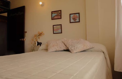 Guatape Cabin | Ivy - with lake view