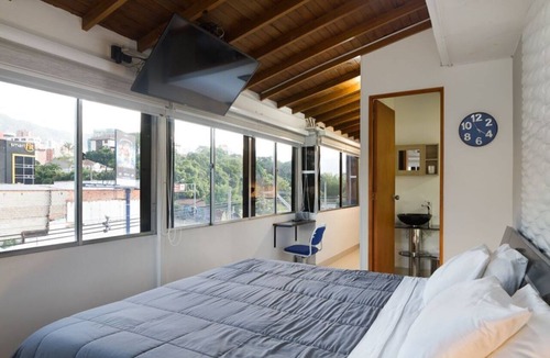 Astorga Apartment | King Bed studio AC, Hot tub By Exito Two TV's