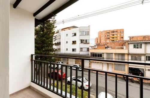 Laureles - Estadio House | L3 9BR Laureles House Rooftop 2 Jacuzzis AC