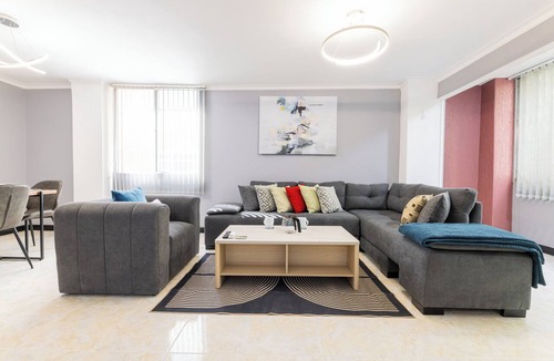 Patio Bonito Apartment | Large Hidden Gem in Poblado with A/C and gym. Steps from Provenza/Lleras.