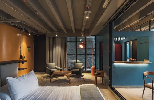 Las Lomas I Apartment | Loft Equipped with Hot Tub and Kitchen in Medellin
