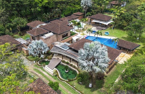 Cali Cottage | Luxury 16-Guest Mansion with Chef Included | Cali