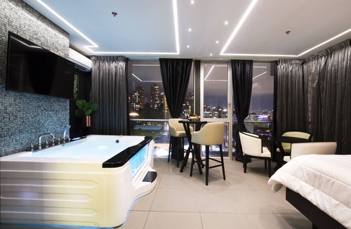 El Poblado Hotel | Luxury Room with Jacuzzi