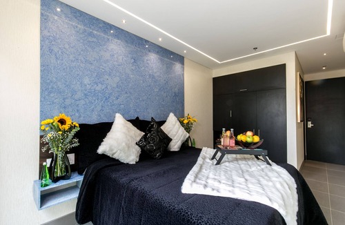 El Poblado Hotel | Luxury Room with Window