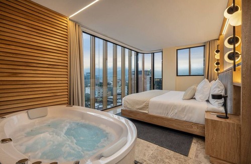Zona Rosa Hotel | Luxury Suite with AC, Private Hot Tub & City View