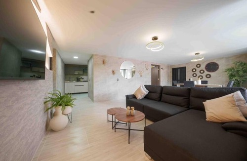 Astorga Apartment | Modern 3 bedroom with Arcade Machine