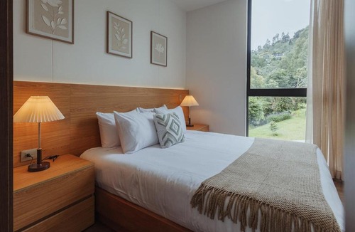 Retiro Apartment | Modern El Retiro Suite for Two + Free Parking