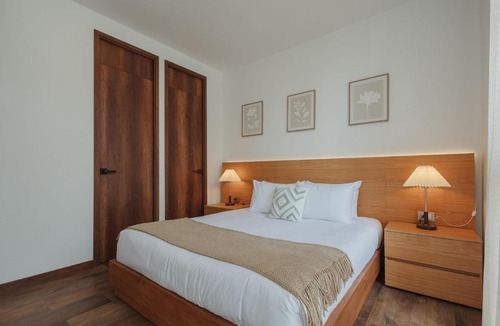 Retiro Apartment | Modern El Retiro Suite for Two + Free Parking