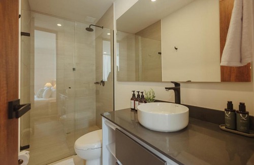 Retiro Apartment | Modern El Retiro Suite for Two + Free Parking
