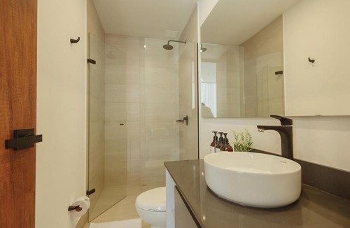 Retiro Apartment | Modern El Retiro Suite for Two + Free Parking