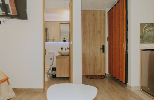 Calle 26 Apartment | Modern Studio Apartment Near the Airport