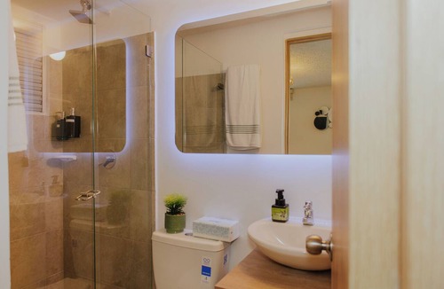 Calle 26 Apartment | Modern Studio Apartment Near the Airport