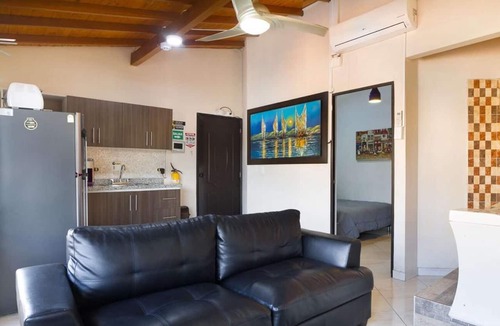 Zona Rosa Apartment | ONE Bedroom Hot TUB AC LLeras 2 bliocks