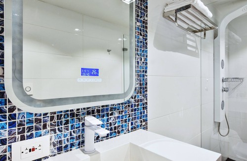 Zona Rosa Apartment | Parque Lleras 5-bdrm Pool Jacuzzi Fast WiFi AC Best Area