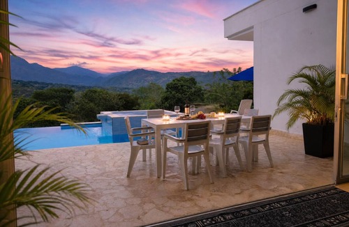 Sopetran House | Private villa with an infinity pool and a sports court · 20 guests