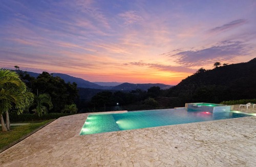 Sopetran House | Private villa with an infinity pool and a sports court · 20 guests